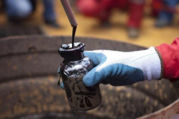 Oil falls with us data signalling weak demand amid persistent woes on fed rate hike