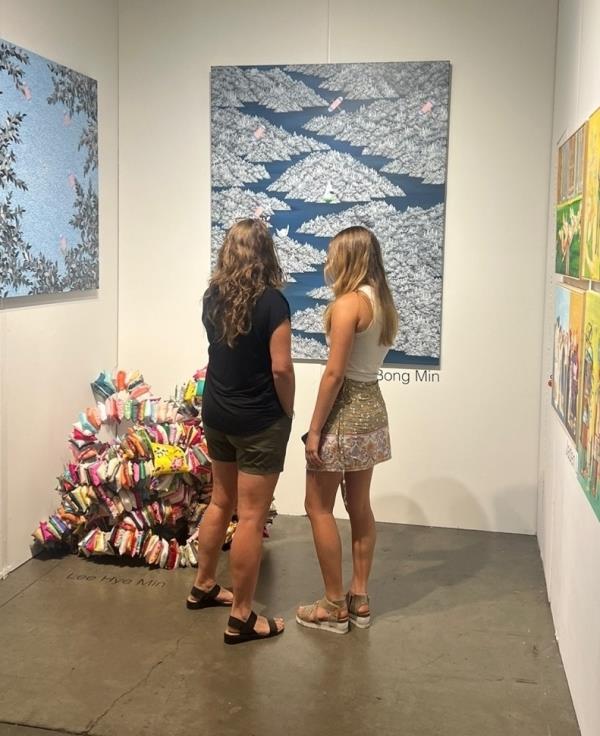 第七届西雅图艺术博览会的参观者在周日结束时查看了三次画廊展位上展示的作品(画廊提供)
