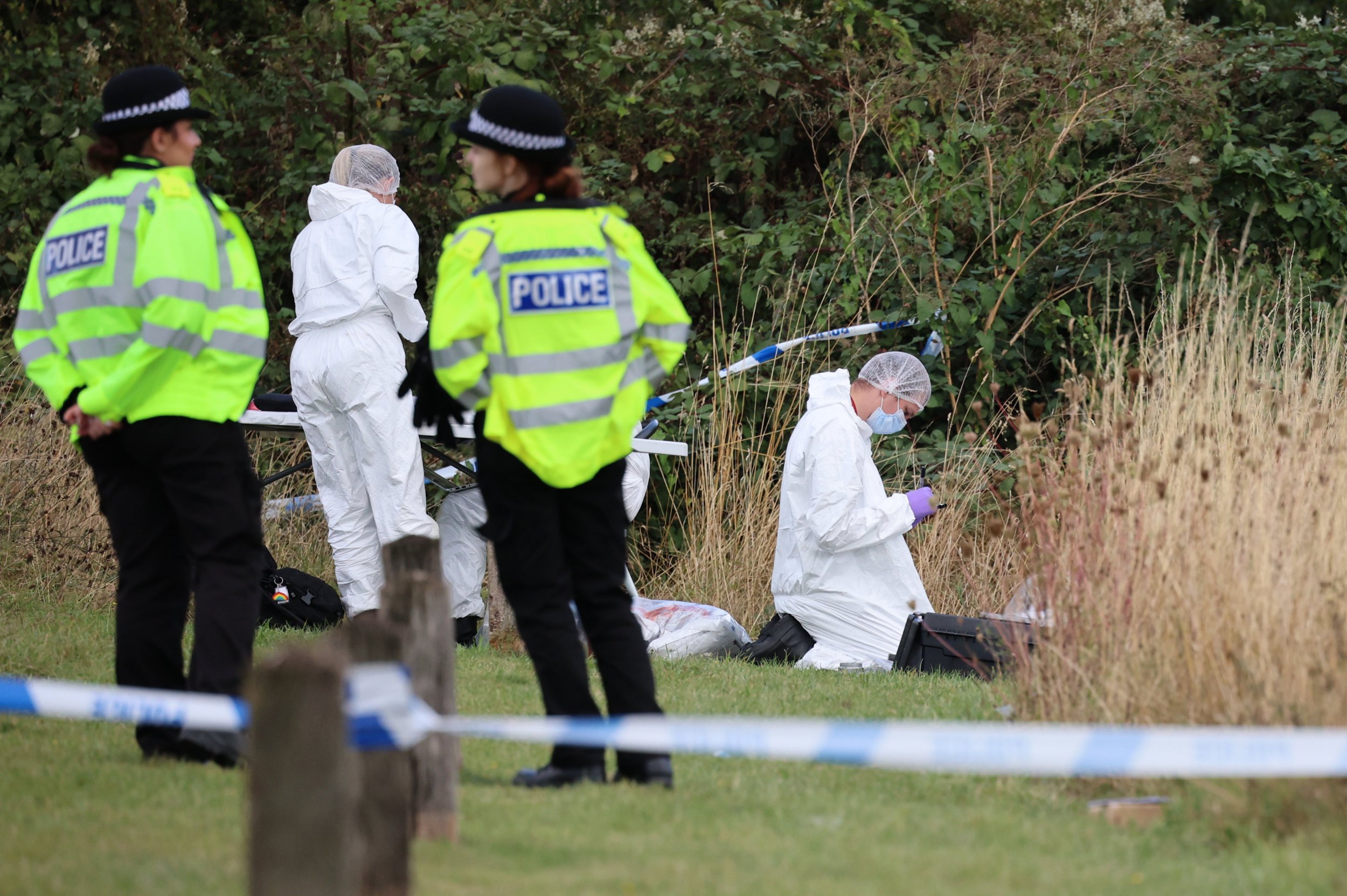 UNITED KINGDOM, LUTON, 13th September 2024 Triple murder in Luton Forensic and scientific services for the police search an area close to the flats where the suspect was arrested in the triple stabbing. ??2024 Tom Bowles +44 7956 938547